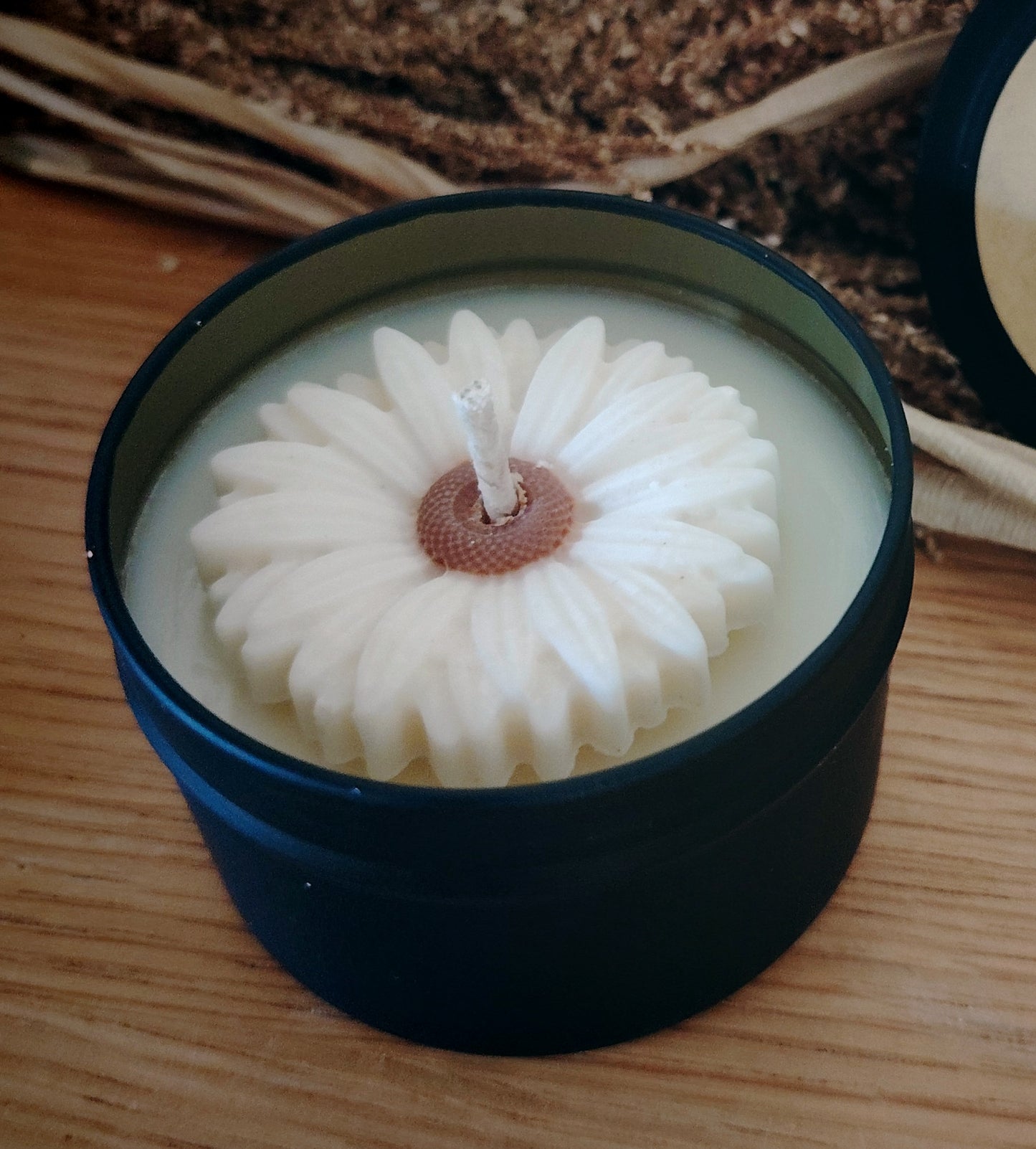 4oz Jasmine and Vanilla Candle with a Daisy Wax Melt